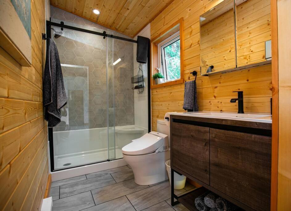 1-Bedroom Knotty Pine Cabin W Sauna & Jacuzzi スーク エクステリア 写真