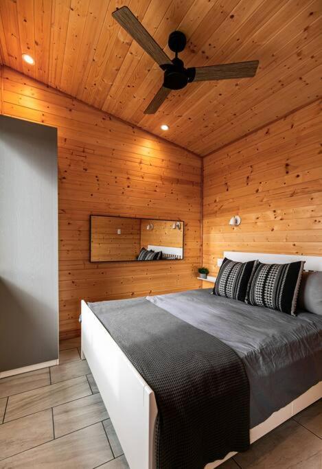 1-Bedroom Knotty Pine Cabin W Sauna & Jacuzzi スーク エクステリア 写真