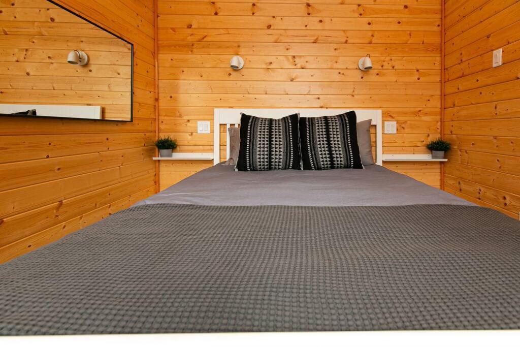 1-Bedroom Knotty Pine Cabin W Sauna & Jacuzzi スーク エクステリア 写真