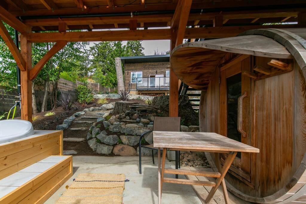 1-Bedroom Knotty Pine Cabin W Sauna & Jacuzzi スーク エクステリア 写真