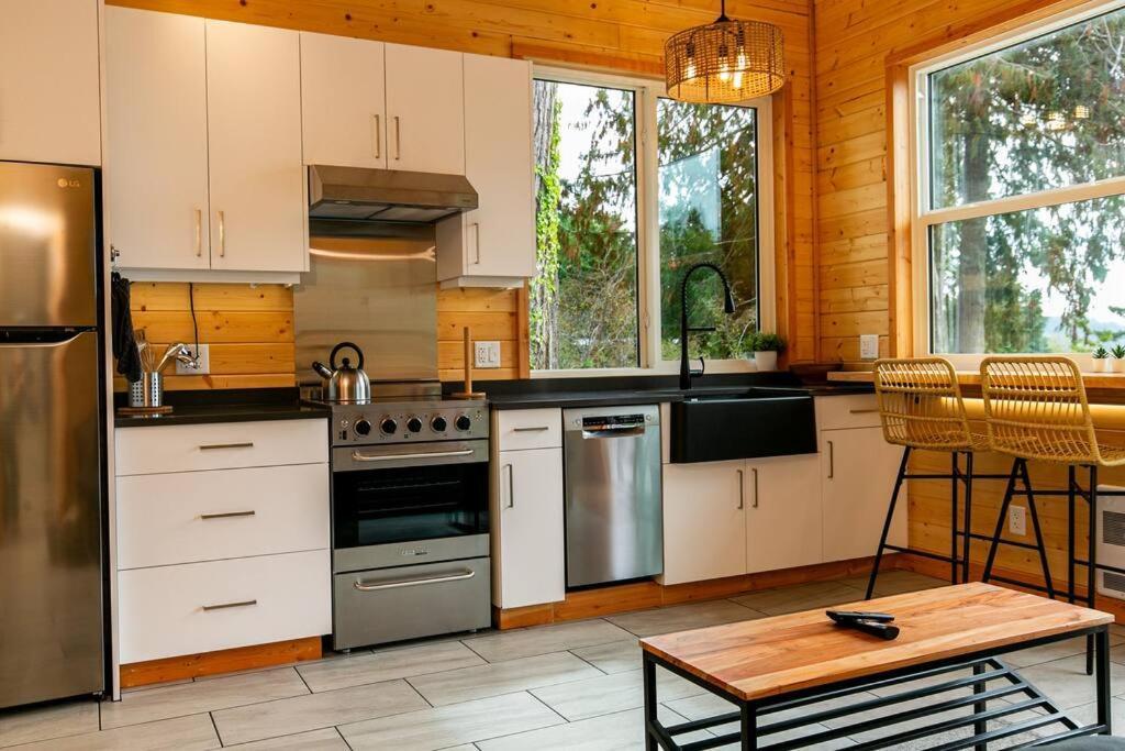 1-Bedroom Knotty Pine Cabin W Sauna & Jacuzzi スーク エクステリア 写真