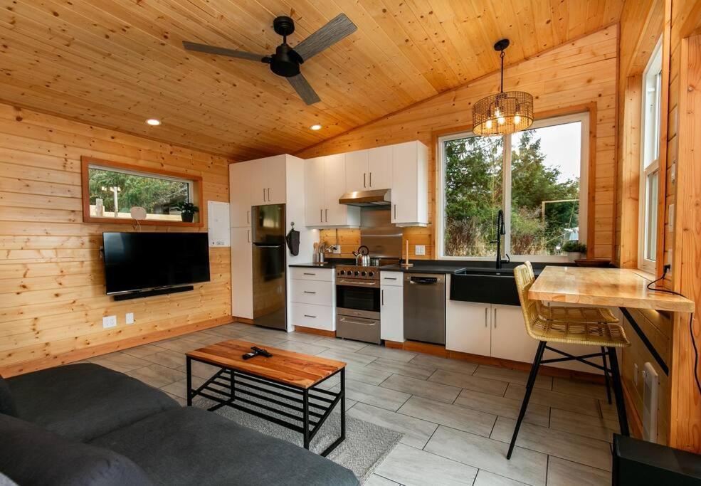 1-Bedroom Knotty Pine Cabin W Sauna & Jacuzzi スーク エクステリア 写真
