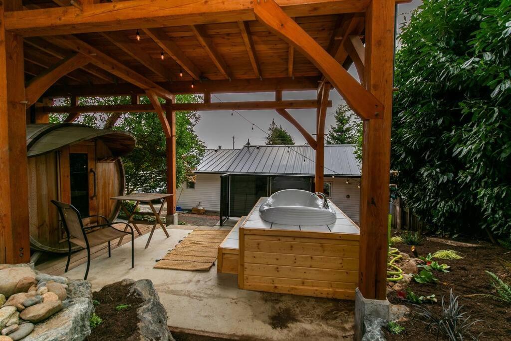 1-Bedroom Knotty Pine Cabin W Sauna & Jacuzzi スーク エクステリア 写真