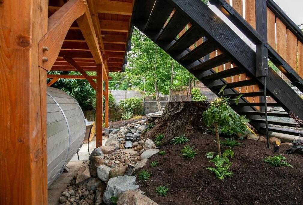 1-Bedroom Knotty Pine Cabin W Sauna & Jacuzzi スーク エクステリア 写真