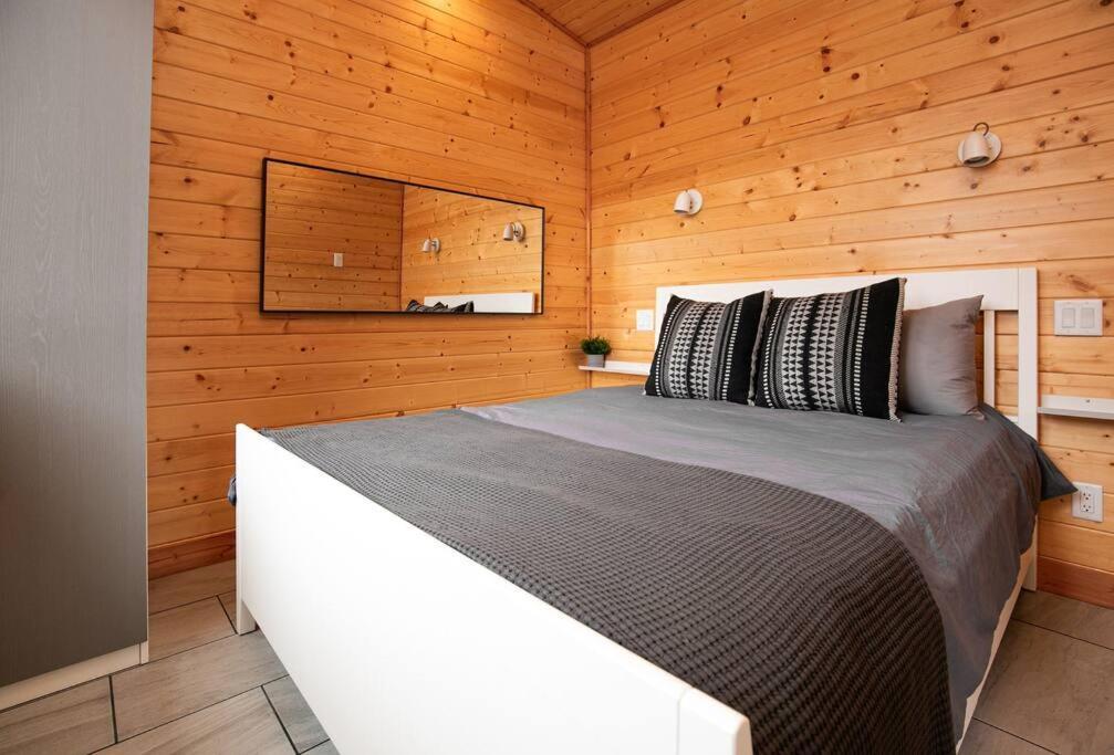 1-Bedroom Knotty Pine Cabin W Sauna & Jacuzzi スーク エクステリア 写真