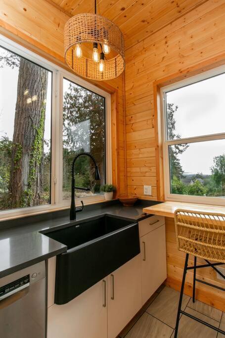 1-Bedroom Knotty Pine Cabin W Sauna & Jacuzzi スーク エクステリア 写真