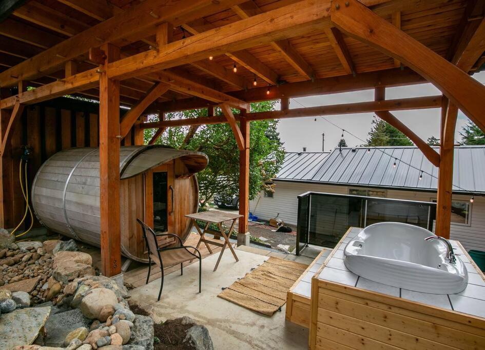 1-Bedroom Knotty Pine Cabin W Sauna & Jacuzzi スーク エクステリア 写真
