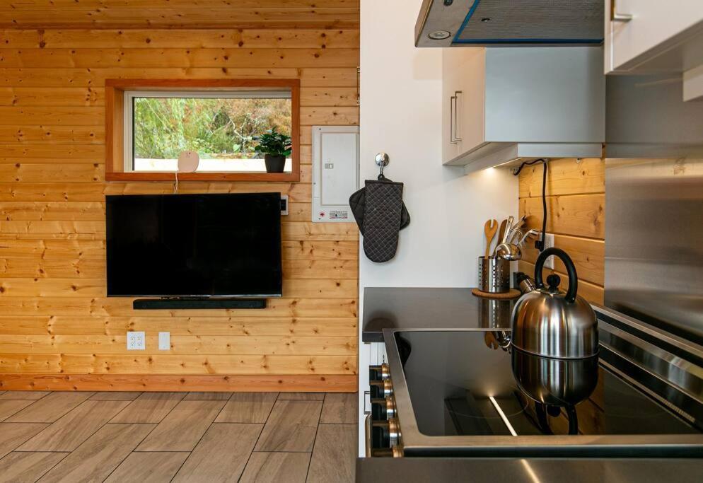 1-Bedroom Knotty Pine Cabin W Sauna & Jacuzzi スーク エクステリア 写真