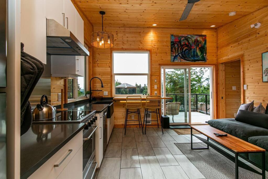 1-Bedroom Knotty Pine Cabin W Sauna & Jacuzzi スーク エクステリア 写真