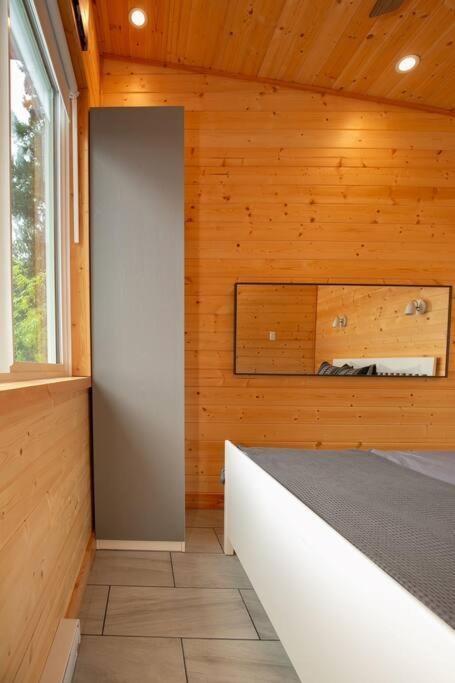 1-Bedroom Knotty Pine Cabin W Sauna & Jacuzzi スーク エクステリア 写真